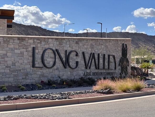 Building Photo - Dog Friendly! 3 Bedroom 2 Bathroom Townhome in Long Valley.