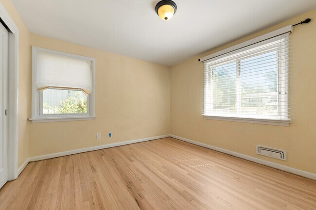 Building Photo - 2140 Robin Dr