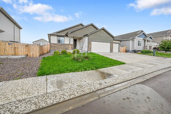Primary Photo - $2,550 - 4 Bed, 3 Bath Home in Colorado Sp...