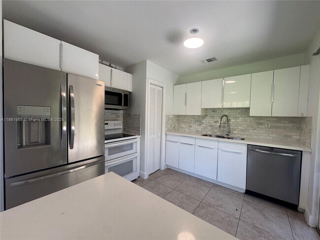 Building Photo - 3420 SW 125th Ct