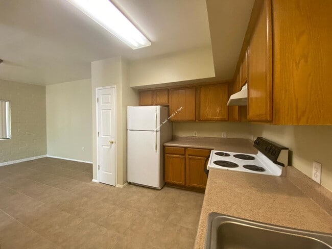 Building Photo - 3 bedroom 2 bath Townhouse