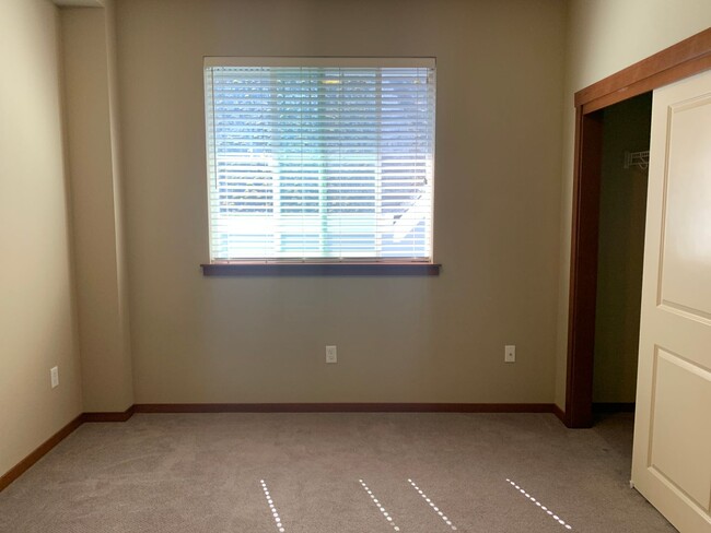 Building Photo - 4 Bedroom 2.5 Bath Peabody Townhome in the...