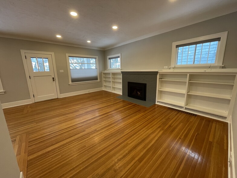 Gas fireplace and built-in shelves - 508 Daly Ave