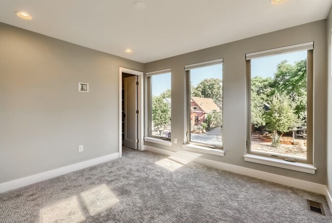 Building Photo - 3 bedroom Townhome + 2 Large Flex Spaces &...