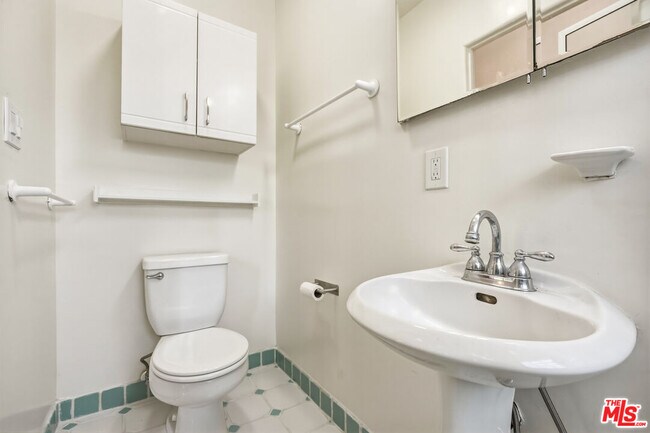 Building Photo - 2613 Cloverfield Blvd
