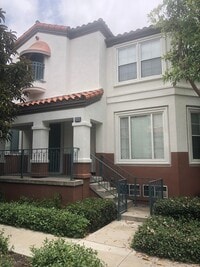 Building Photo - Spacious Tri-Level Townhome in Tustin Ranch