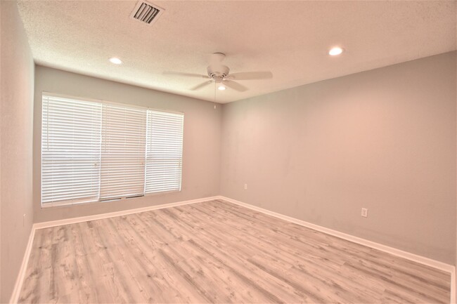 Building Photo - **Spacious 3-Bedroom Condo Available! 50% ...