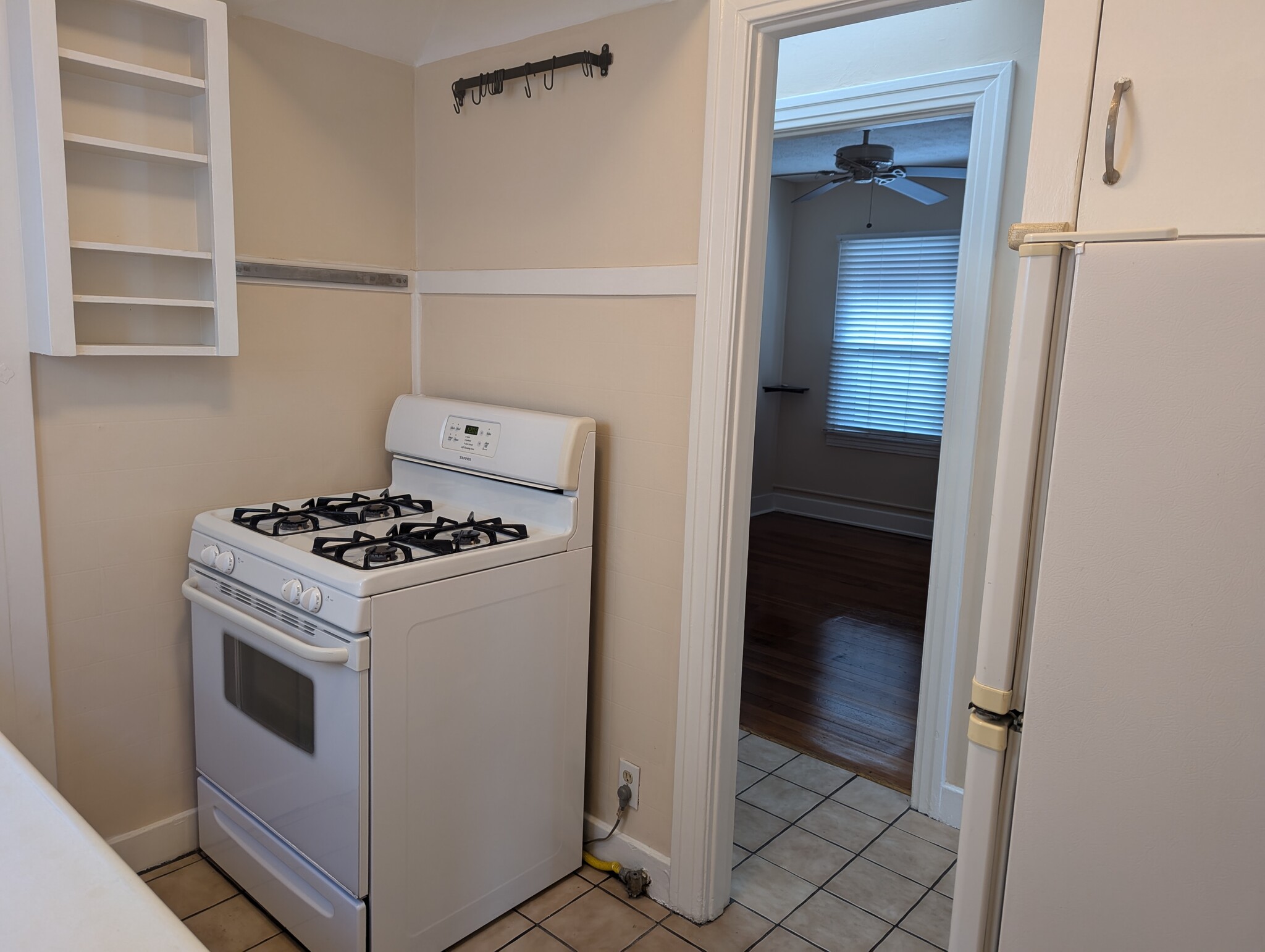 Kitchen with gas stove - 328 1st St