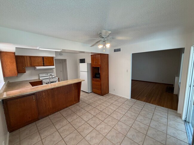 Building Photo - 3 Bedroom | 1.5 Bathroom | Single Family Home in Carmichael