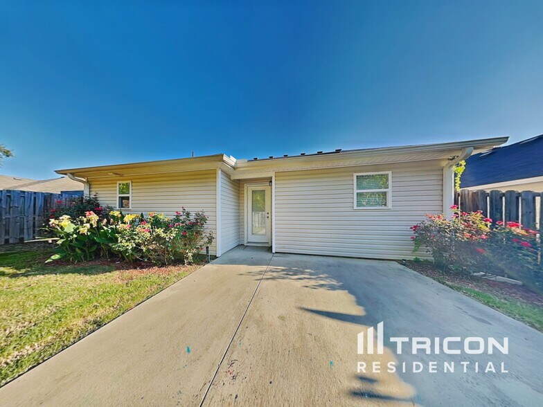 Building Photo - 3250 Alexandria Dr