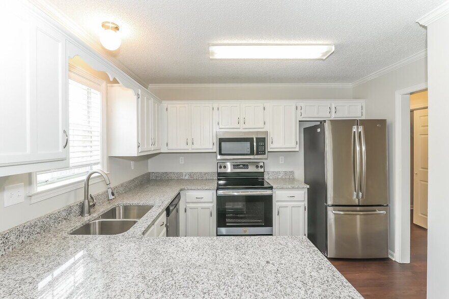 Building Photo - 7780 Meadow Vale Dr