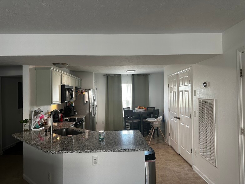 Building Photo - 138 Oak Valley Cir