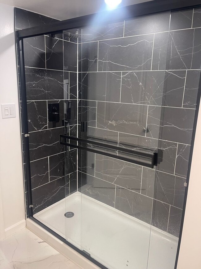 Building Photo - 3 bedroom, 2.5 bath - Modern Home in Wyandotte!