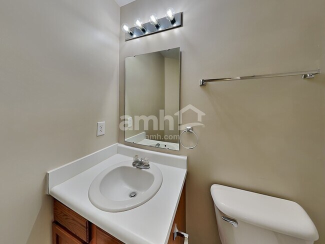 Building Photo - 2219 S Briarwood Dr