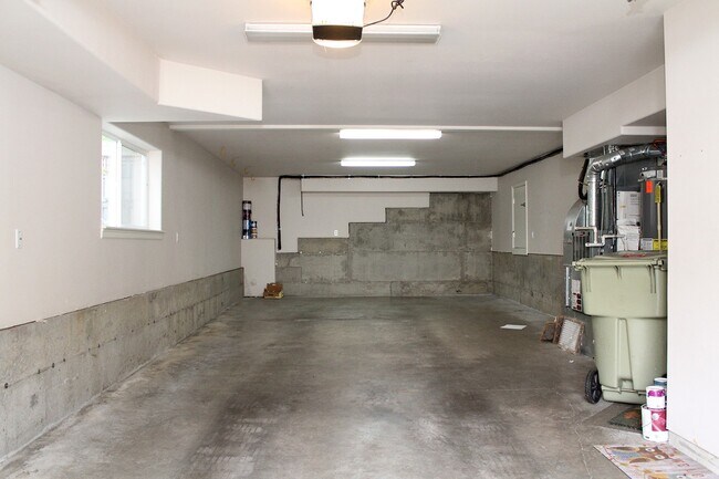 Building Photo - Spacious 4 BDR Legend & Renaissance Constr...