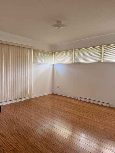 Building Photo - 2205 Country Club Dr