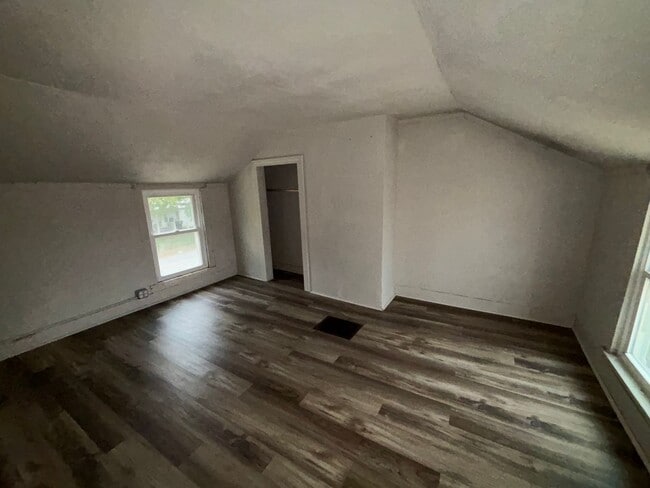 Building Photo - 411 S Oak St