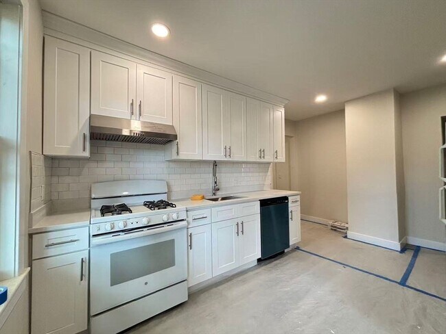 Building Photo - 391 Linwood Ave
