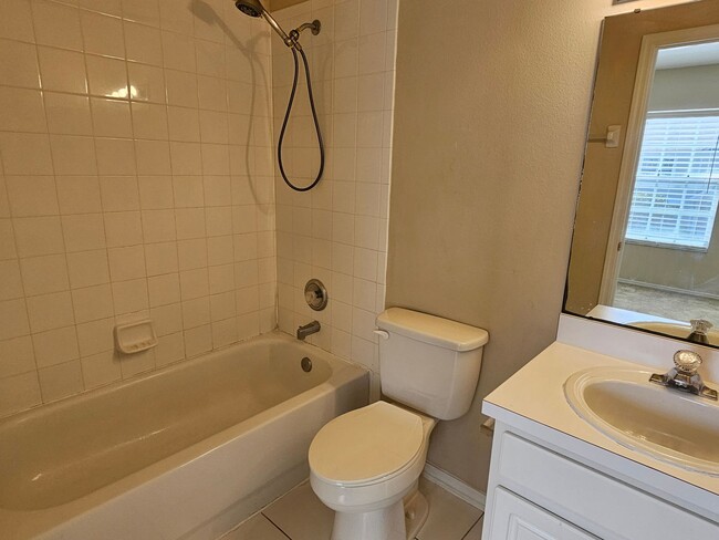 Building Photo - Brandon townhome with 2 bedrooms, 2 baths ...