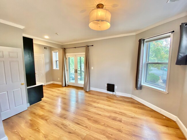 Building Photo - Logan/Dupont 1BR 1BA unit with hardwood fl...