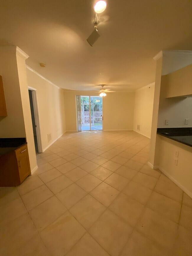 Building Photo - Spacious 2BR/2BA First-Floor Condo with Garage