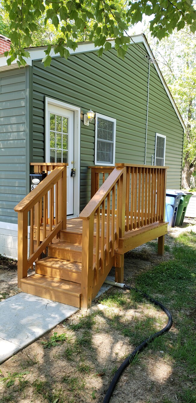 Deck into breezeway - 631 Plater St