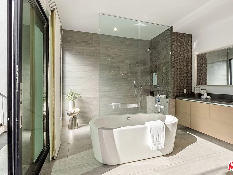 Building Photo - 1621 N Fairfax Ave