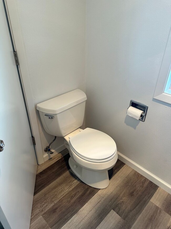 Building Photo - Updated 2 bedroom 2 bath duplex with garage!