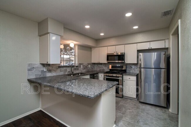 Building Photo - 3701 Summit Ln