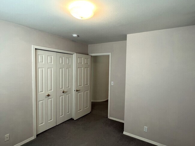 Building Photo - Adorable 3 bed 2 bath home in the Coventry Manor Subdivision just off W State St and N Hartford.