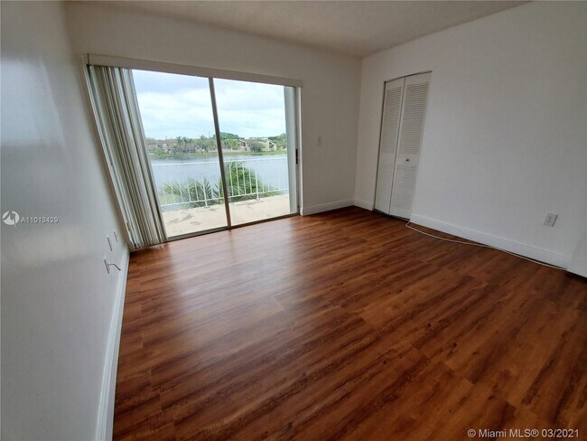 Building Photo - 9363 Fontainebleau Blvd