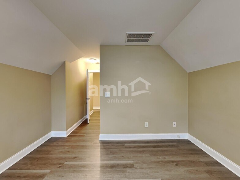 Building Photo - 146 Lily Xing