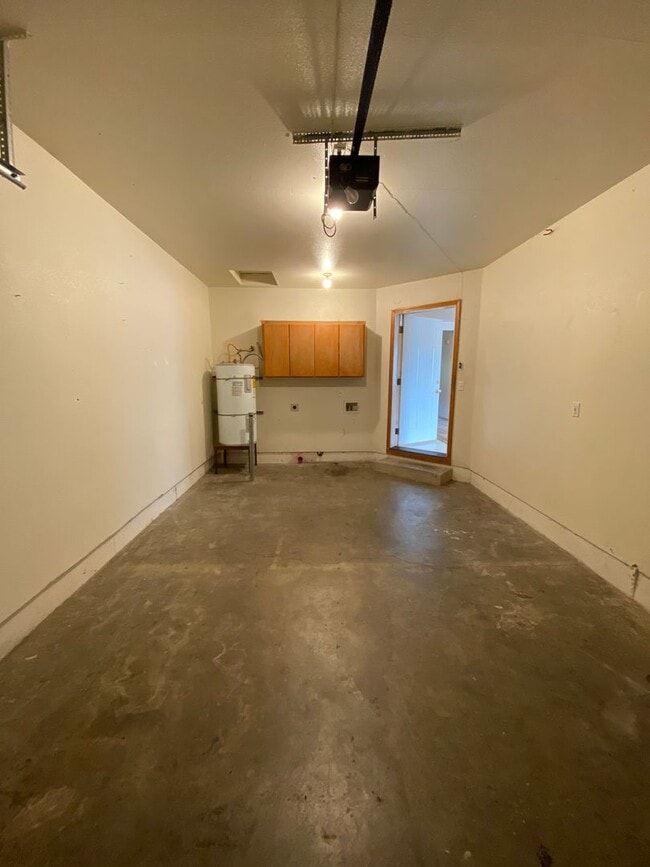 Building Photo - Spacious 3-bedroom/1 bath duplex in Albany!