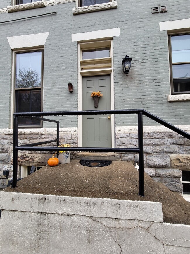 Building Photo - 530 Garrard St