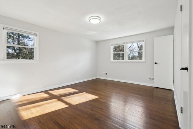 Building Photo - 287 Country Club Dr