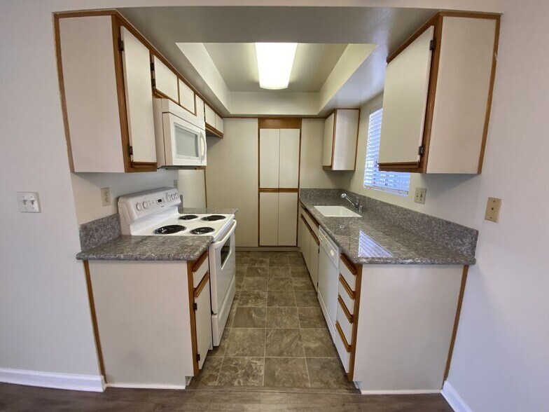 Building Photo - 300 E Tujunga Ave