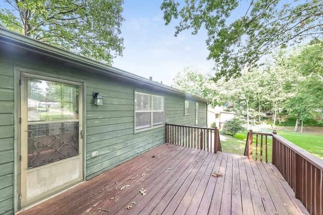 Building Photo - Gorgeous 4 Bedroom with Spacious Backyard