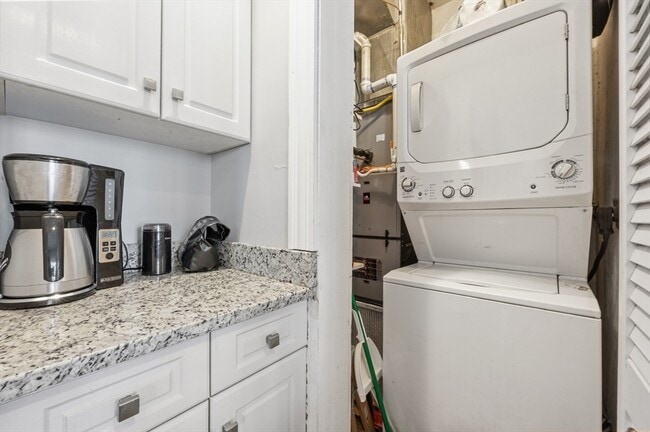 Building Photo - 627 E 6th St