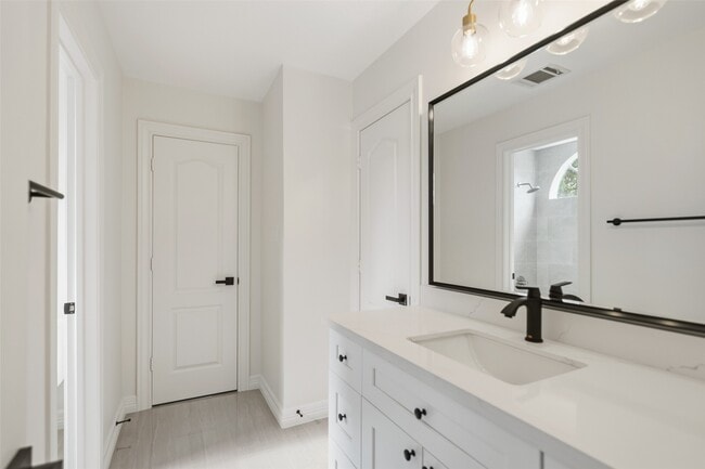 Building Photo - 5622 Lake Pl Dr