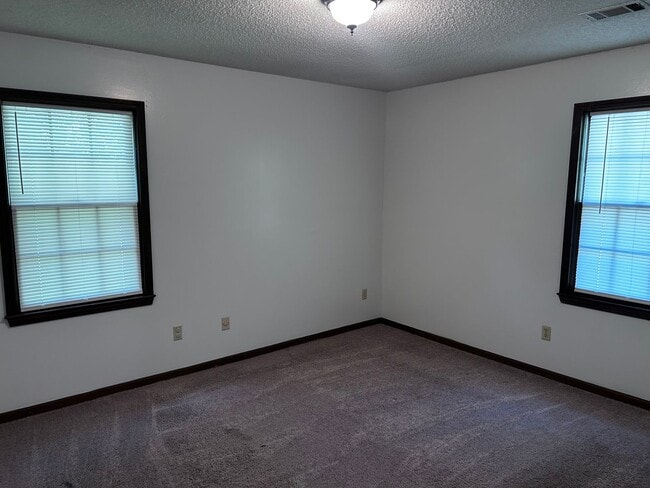 Building Photo - 1601 Cedarbrook Dr