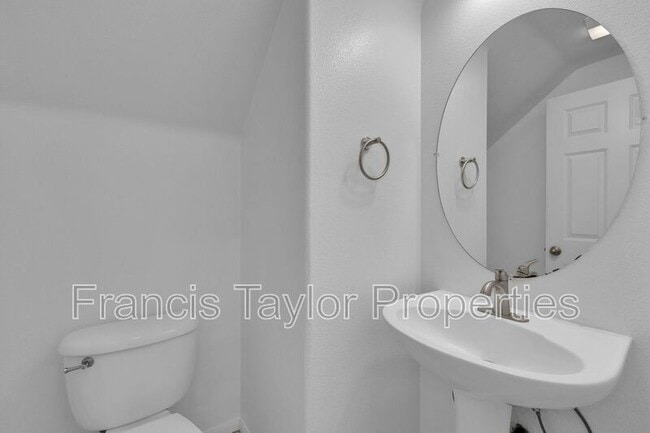 Building Photo - 401 Whitby Gn