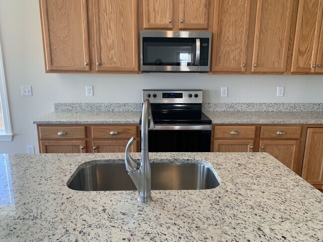 Building Photo - 4 Bed, 3 Bath Home w/ 2 Car Garage and Fen...