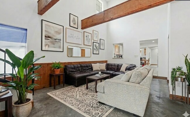 Building Photo - 7 bedroom home 2 min walk from Campus