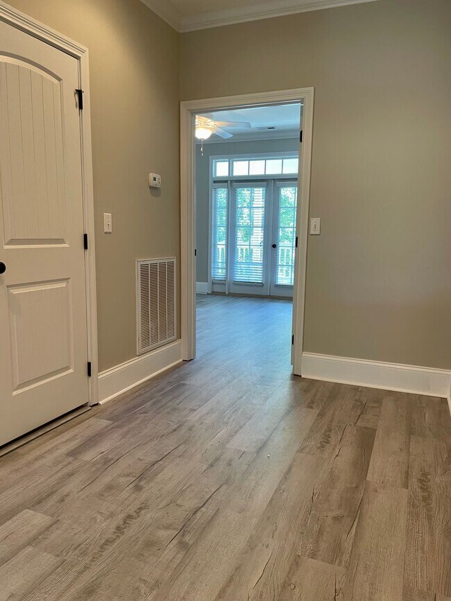 Building Photo - Lakeside Lviing in Loudon