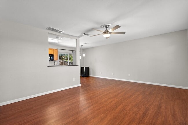 Building Photo - 1015 E Yager Ln