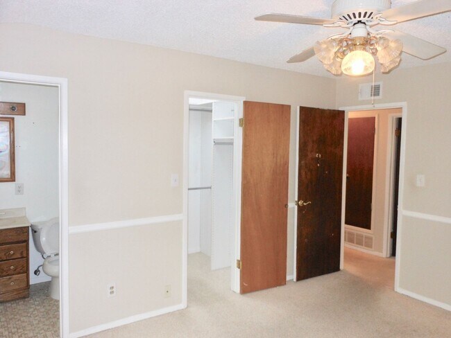 Building Photo - FOR RENT: Charming Single Level House, Pri...