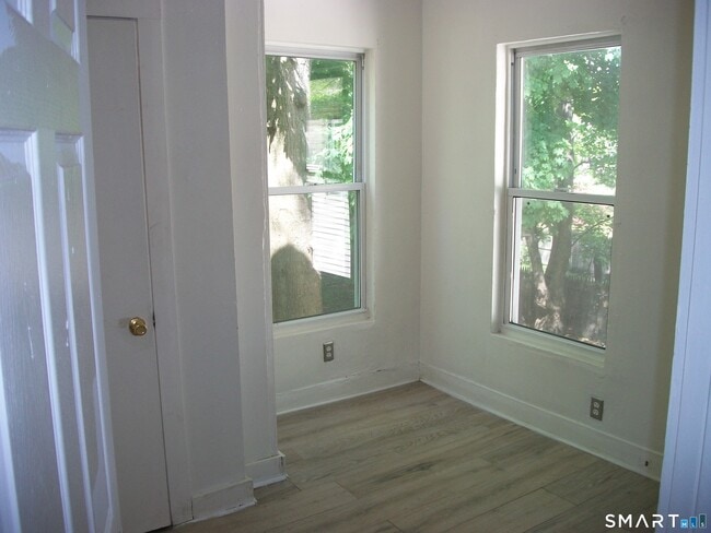 Building Photo - 27 Lilac St