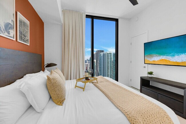 Building Photo - 601 NE 1st Ave