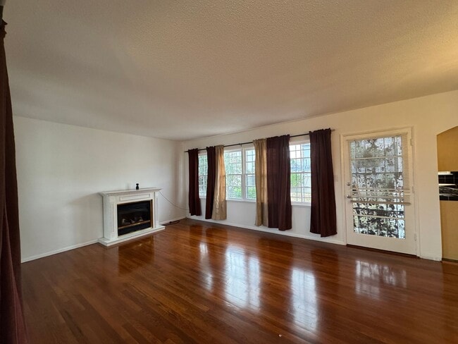 Building Photo - Beautiful 3bd 2ba