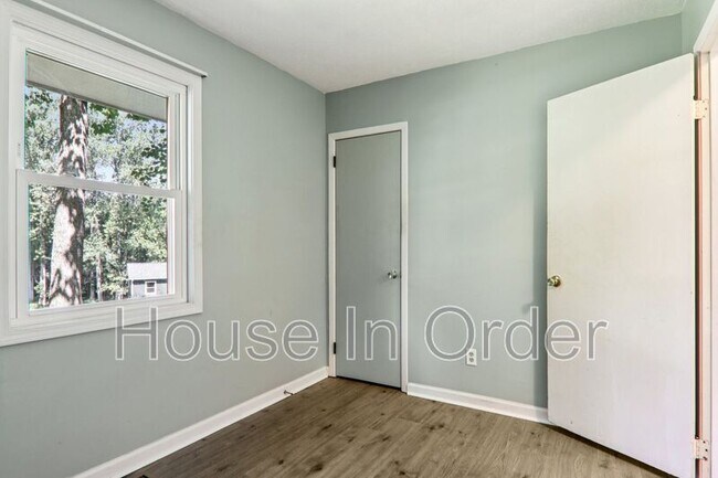 Building Photo - 325 Comet Dr